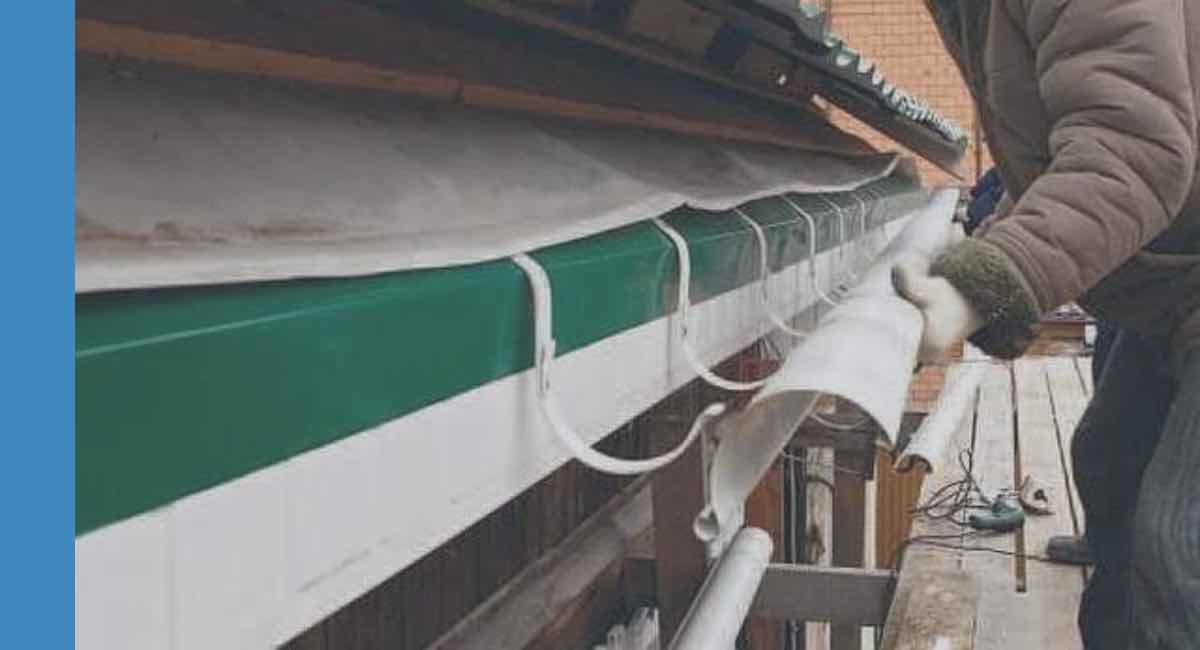 Монтаж водосточного желоба на крыше