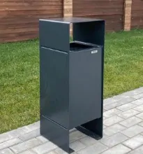 В металлическую урну